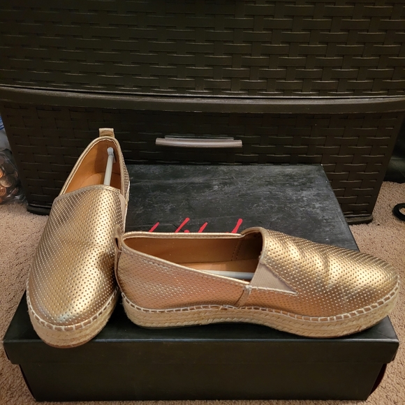 Woman's Shoes - Picture 8 of 11